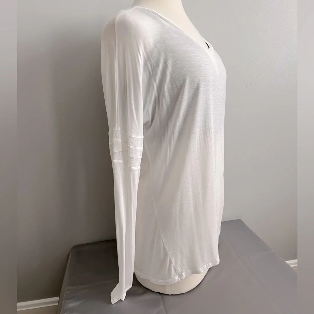 🫶🏼🤘🏼✌🏼 Donated 2 Womens Charity Vince Long Sleeve Crewneck White T-Shirt Top M - Picture 9 of 16